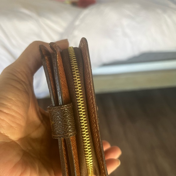 𝐀𝐔𝐓𝐇𝐄𝐍𝐓𝐈𝐂 𝐋𝐎𝐔𝐈𝐒 𝐕𝐔𝐈𝐓𝐓𝐎𝐍 𝐂𝐨𝐦𝐩𝐚𝐜𝐭 𝐖𝐚𝐥𝐥𝐞𝐭 - Picture 14 of 16